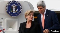 2014年8月11日悉尼：克里美国国务卿（右）和澳大利亚外长毕晓普走下飞机