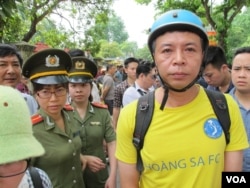 Anti-China protester surrounded by police in Hanoi, Vietnam, May 18, 2014 (Marianne Brown/VOA)