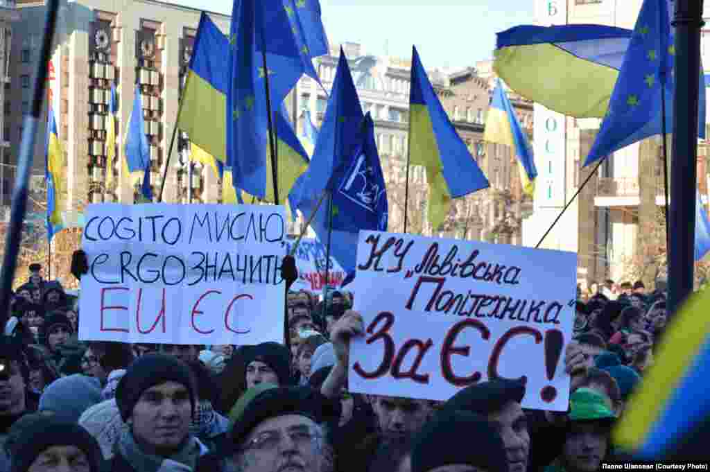 Якщо Ви на #євромайдан будь-де в Україні та світі надсилайте фото та відео мітингів, всього, що відбувається до нас на HOLOS@VOANEWS.COM.