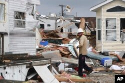 Un trabajador de la compañía eléctrica de Carolina del Norte trata de restaurar el servicio en Emerald Isle, Carolina del Norte, luego del paso del huracán Dorian por el área. Septiembre 5 de 2019. AP/Tom Copeland.