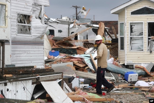 Un trabajador de la compañía eléctrica de Carolina del Norte trata de restaurar el servicio en Emerald Isle, Carolina del Norte, luego del paso del huracán Dorian por el área. Septiembre 5 de 2019. AP/Tom Copeland.