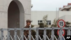 중국군 소속 '해킹 부대' 시설로 알려진 상하이 외곽의 12층 건물. 19일 중국군 병사가 입구를 지키고 있다.