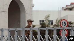 Lính Trung Quốc canh gác trước trụ sở của Đơn vị 61398 ở Thượng Hải. Báo cáo của Mandiant phát hiện một đơn vị bí mật của Quân đội Giải phóng nhân dân Trung Quốc đứng sau một nhóm đã thực hiện hàng loạt các vụ tấn công nhắm vào nhiều mục tiêu ở Mỹ từ năm 2006