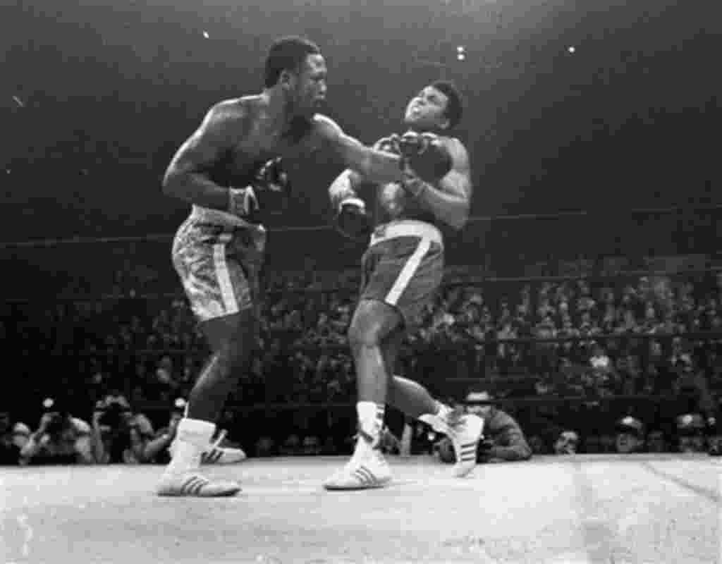 El 8 de marzo 1971, el boxeador Joe Frazier, a la izquierda, golpea a Muhammad Ali en la ronda número 15, peleando el título del peso pesado en el Madison Square Garden de Nueva York.