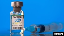 Fajzerova vakcina zadovoljila je standarde američke Uprave za hranu i lekove da dobije puno odobrenje za upotrebu.