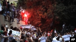 Los manifestantes egipcios asaltaron las murallas de la embajada estadounidense tratando de ingresar.