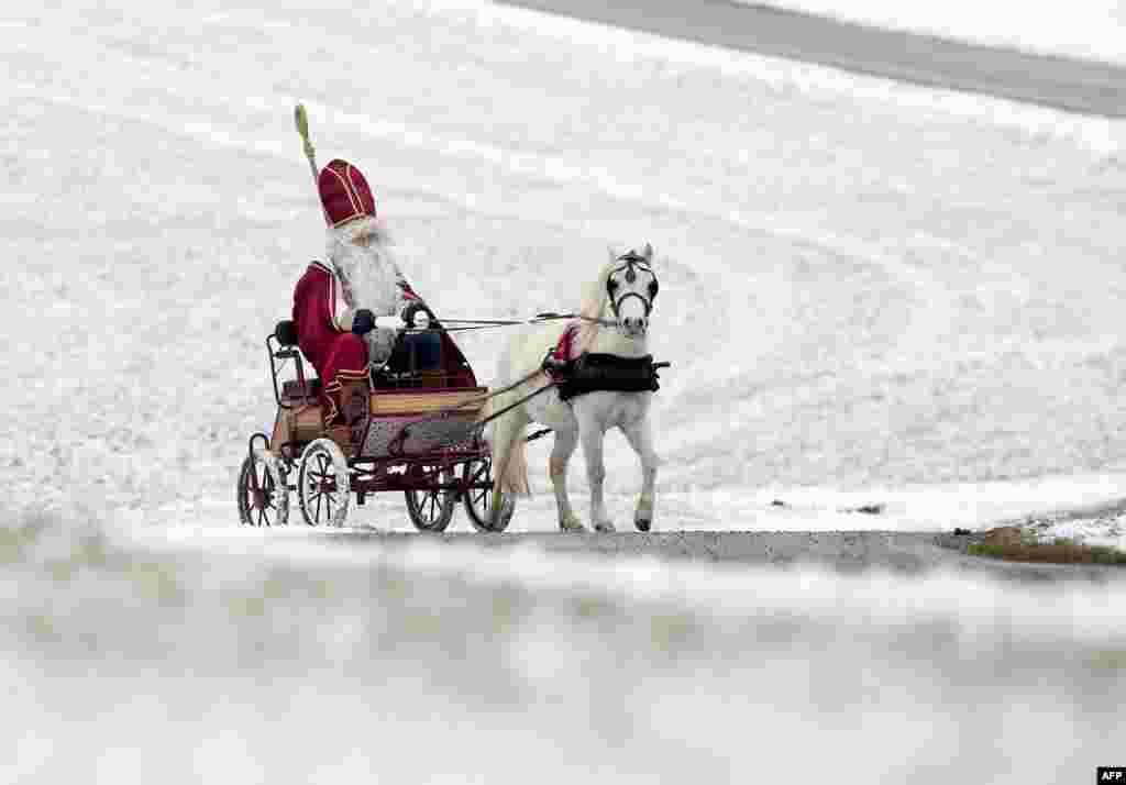 2017年12月1日，德國南部比伯拉赫附近，有人裝扮成聖誕老人，坐著小馬拉的馬車，前往參加公司的聖誕節聚會。