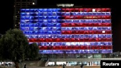 İsraildə, Tel Əviv şəhərinin bələdiyyə binası ABŞ-ın Pensilvaniya ştatının Pitsburq şəhərindəki yəhudi sinaqoquna hücumun qurbanları ilə həmrəylik əlaməti olaraq Amerika bayrağının rəngləri ilə işıqlandırılıb, 27 oktyabr, 2018.