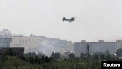 USAF CH-46 Sea Knight military transport helicopter flies over Kabul, Afghanistan August 15, 2021. REUTERS/Stringer 