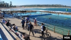 A view of the beach and pool at Dee Why, a town north of Sydney that is home to Australia's largest Tibetan community. (Amy Yee for VOA News)