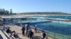 澳大利亚悉尼北部德威镇的海滩和游泳池（美国之音伊艾米拍摄）