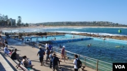 澳大利亚悉尼北部德威镇的海滩和游泳池（美国之音伊艾米拍摄）