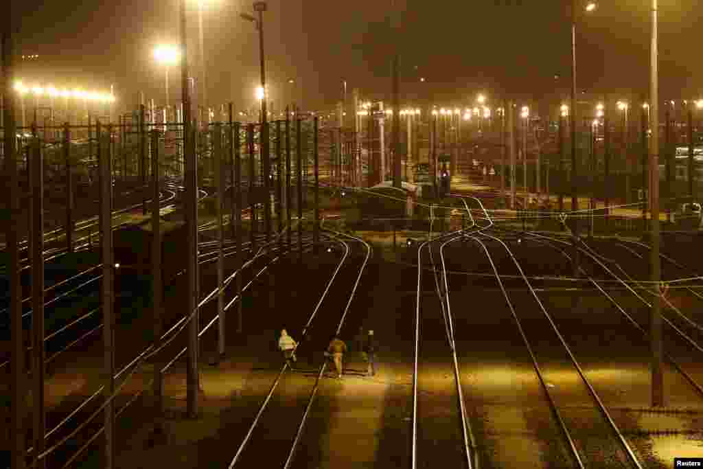 Migrants run after crossing a fence as they attempt to access the Channel Tunnel in Frethun, near Calais, France, Aug. 4, 2015.