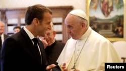 Папа римский Франциск и президент Франции Эммануэль Макрон (архивное фото) 