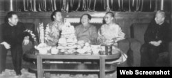 1955年，毛泽东在北京会晤达赖喇嘛（右二）时，曾亲口对他说：“宗教是一种毒药。”（网络截图）