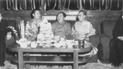 1955年，毛泽东在北京会晤达赖喇嘛（右二）时，曾亲口对他说：“宗教是一种毒药。”（网络截图）
