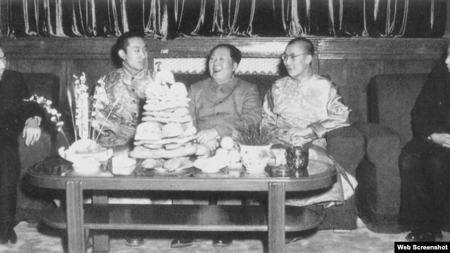 1955年，毛泽东在北京会晤达赖喇嘛（右二）时，曾亲口对他说：“宗教是一种毒药。”（网络截图）