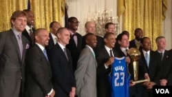 El presidente Obama recibió de Dirk Nowitzki la camiseta de los Dallas Mavericks y luego posó con los campeones.