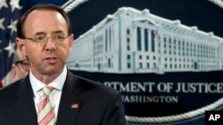 ຮອງ ລມຕ ກະຊວງຍຸຕິທຳ, ທ່ານ Rod Rosenstein ກ່າວຕໍ່ທີ່ປະຊຸມນັກຂ່າວບ່ອນທີ່ທ່ານປະກາດການຮຽກຮ້ອງຕໍ່ ພວກລັກເຈາະຂໍ້ມູນທາງຄອມພິວເຕີ້ ຊາວອີຣ່ານ ໃຫ້​ຍຸ​ຕິ ການ​ກະ​ທຳ​ດັ່ງ​ກ່າວ ທີ່ ກຊ ຍຸຕິທຳ, ນະຄອນຫຼວງວໍຊິງຕັນ, ວັນທີ 28 ພະຈິກ 2018