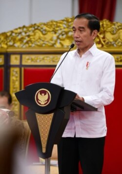 Presiden Joko Widodo memberikan pengantar dalam Sidang Kabinet Paripurna di Istana Negara, Jakarta, Senin (6/1) (Biro Setpres)