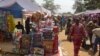 Marché de Noël de Bangui, en Centrafrique, le 24 décembre 2018. (VOA/Freeman Sipila)