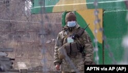 Український солдат на КПВВ «Майорськ», Донбас