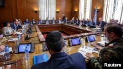 Syria's main opposition High Negotiations Committee leader Naser al-Hariri and UN Special Envoy of the Secretary-General for Syria Staffan de Mistura attend a round of negotiation, during the Intra Syria talks, at the European headquarters of the United Nations in Geneva, Switzerland, May 16, 2017. 