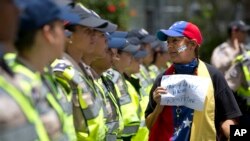 Centenares de policías y guardias nacional impidieron a los manifestantes llegar a la sede del Consejo Nacional Electoral.