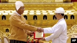 미얀마 네피도 시 국회에서 틴 쩌 신임 대통령(왼쪽)이 30일 테인 세인 대통령으로부터 대통령 증서를 전달받고 있다.