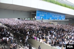 香港立法會附近的主要交通幹道已經為抗議者佔據（美國之音記者申華拍攝）