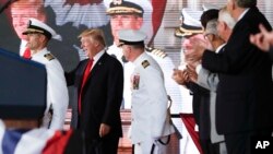 Le président Donald Trump au milieu des officiers américains à l’inauguration du USS Gerald Ford, onzième porte-avions de la flotte américaine, à Washington, 22 juillet 2017.