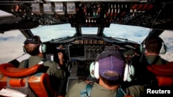 Para pilot pesawat Angkatan Udara Australia AP-3C Orion saat melakukan pencarian pesawat Malaysian Airlines penerbangan MH370 di atas Samudera Hindia (24/3).