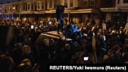 Protest u Filadelfiji zbog smrti Afroamerikanca tokom policijske intervencije (Foto: REUTERS/Yuki Iwamura)