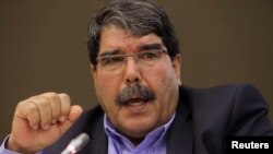 Serokê PYD'ê Salih Mislim, di sala 2013'an de li konferanseke li Parîs'ê