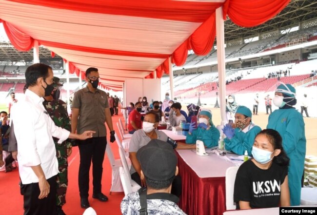 Presiden Jokowi meninjau pelaksanaan vaksinasi massal yang digelar di Stadion Utama Gelora Bung Karno, Senayan, Jakarta, Sabtu (26/06/2021). (Foto: BPMI Setpres)