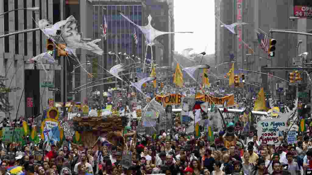 Demonstrators make their way down Sixth Avenue during the People&#39;s Climate March, in New York,&nbsp;Sept. 21, 2014.