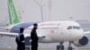 资料照：中国国产飞机C919在处女航后降落上海浦东国际机场。（2017年5月5日）