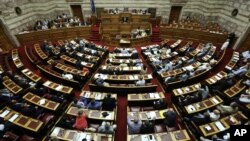 Mayoritas anggota parlemen Yunani yang terdiri dari 300 orang menyetujui RUU reformasi Jumat (6/11) pagi (foto: dok).