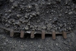 中国黑龙江省鸡西市的一家煤矿长的煤炭废料。（2015年10月24日）