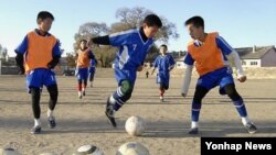 지난해 10월 북한 평안북도 선천군청소년체육학교에서 축구 훈련 중인 북한 학생들. (자료사진)