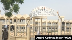 Tchad, les élèves des établissements publics reprennent le chemin de l'école avec un mois de retard, à N'Djamena, le 27 octobre 2018. (VOA/ André Kodmadjingar)