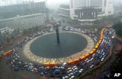 FILE - A traffic jam during heavy rain at the main roundabout in Jakarta, Indonesia, April 11, 2006.