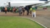 Les Lions de la Teranga arrivent à Franceville pour la CAN 2017, Gabon, le 12 janvier 2017 (VOA/Amedine Sy)