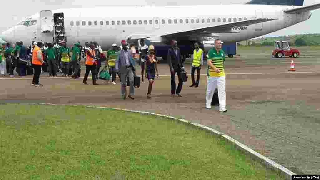 Les Lions de la Teranga arrivent à Franceville pour la CAN 2017, Gabon, le 12 janvier 2017 (VOA/Amedine Sy)
