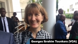 La chargée d'affaires de l'ambassade des Etats-Unis, Katherine Brucker lors de la présentation de la stratégie Agoa à Abidjan, le 30 octobre 2017. (VOA/Georges Ibrahim Tounkara)