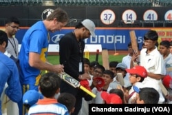 Australian cricket legend Glenn McGrath interacts with young cricketers at Citi Field in New York, Nov. 7, 2015. (Chandana Gadiraju/VOA)