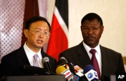 Le chef de la diplomatie chinoise Yang Jiechi et son homologue kényan Moses Wetangula à Nairobi