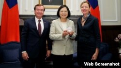 Trợ lý Ngoại trưởng Mỹ Marie Royce (phải), Tổng thống Đài Loan Thái Anh Văn, và Dân biểu Hoa Kỳ Ed Royce.
