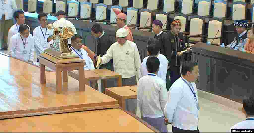 ဒုဥကၠ႒ ဦးေအးသာေအာင္အပါအဝင္ အမ်ိဳးသားလႊတ္ေတာ္ကိုယ္စားလွယ္မ်ား မဲေပးေနၾကစဥ္