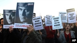 Hundreds of protesters march to mark the seventh anniversary of Turkish-Armenian journalist Hrant Dink's murder in Ankara, Turkey, Jan.19, 2014.